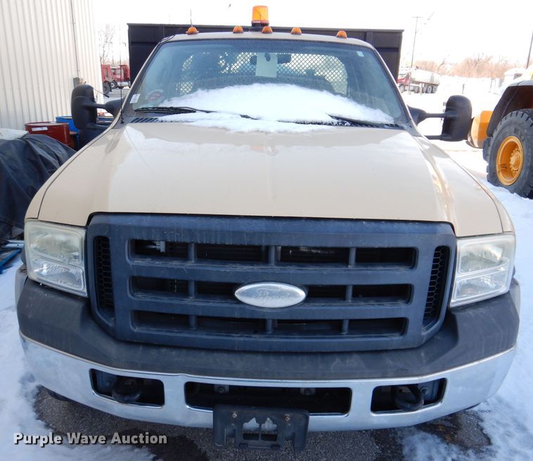 image for item KH9025 2007 Ford F450 Super Duty XL  flatbed truck
