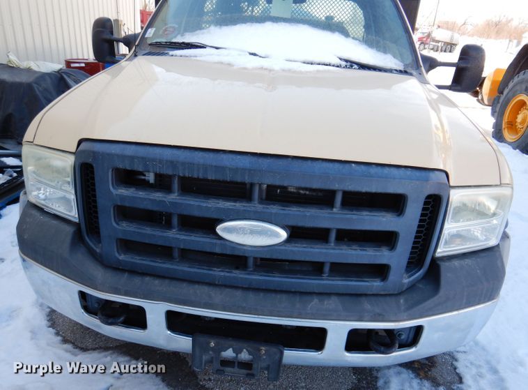 image for item KH9025 2007 Ford F450 Super Duty XL  flatbed truck