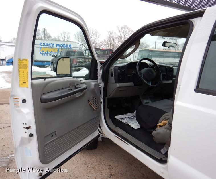 image for item KH9028 2006 Ford F450 Super Duty XL  Crew Cab flatbed truck