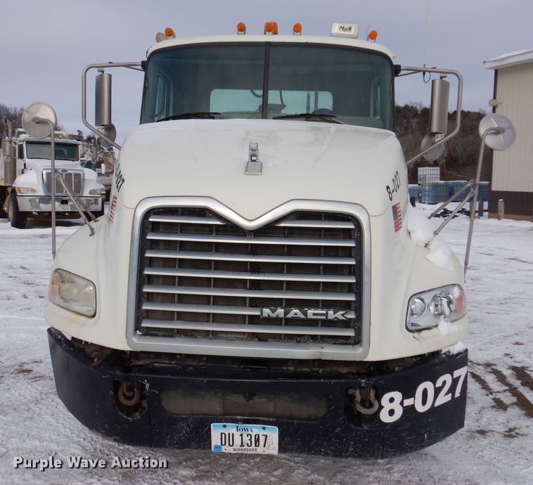 image for item KH9031 2009 Mack CXU613  semi truck