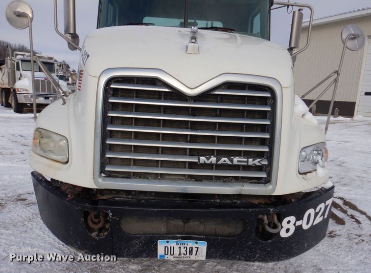 image for item KH9031 2009 Mack CXU613  semi truck