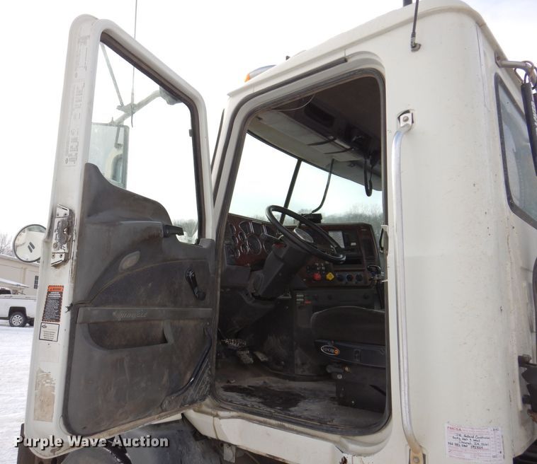 image for item KH9031 2009 Mack CXU613  semi truck