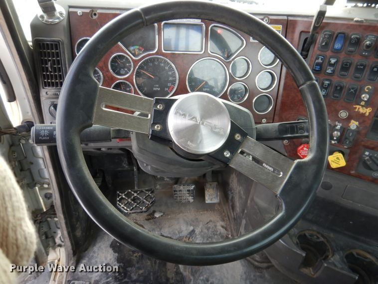 image for item KH9031 2009 Mack CXU613  semi truck