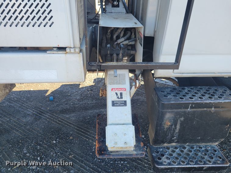 image for item KH9891 2006 GMC C7500  forestry bucket truck