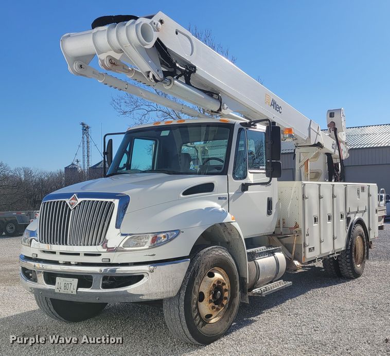 image for item KH9892 2011 International DuraStar 4400  bucket truck