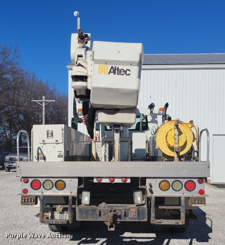 image for item KH9892 2011 International DuraStar 4400  bucket truck