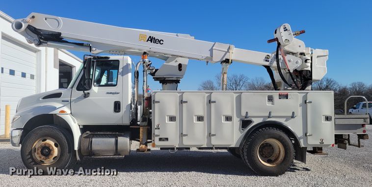 image for item KH9892 2011 International DuraStar 4400  bucket truck