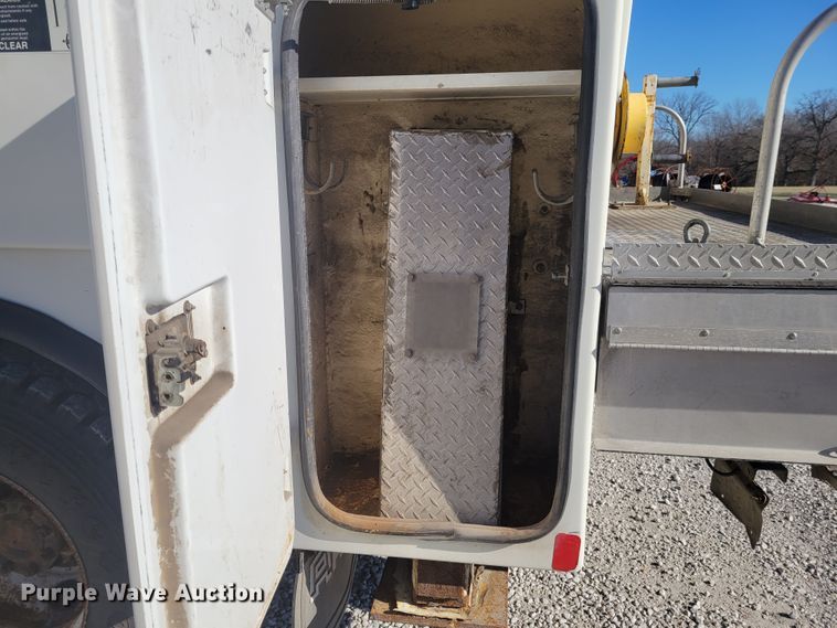 image for item KH9892 2011 International DuraStar 4400  bucket truck