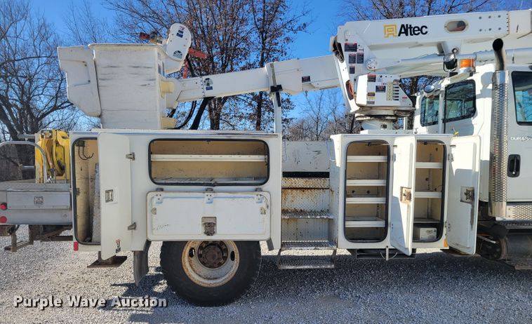 image for item KH9892 2011 International DuraStar 4400  bucket truck