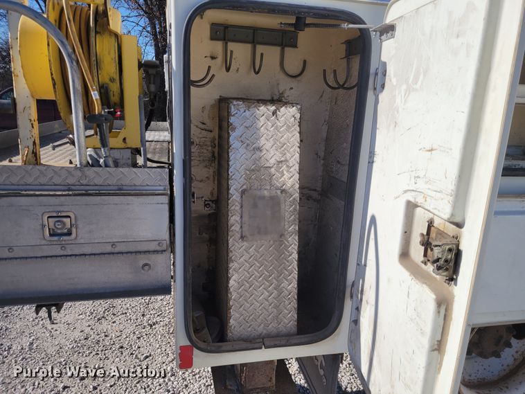 image for item KH9892 2011 International DuraStar 4400  bucket truck