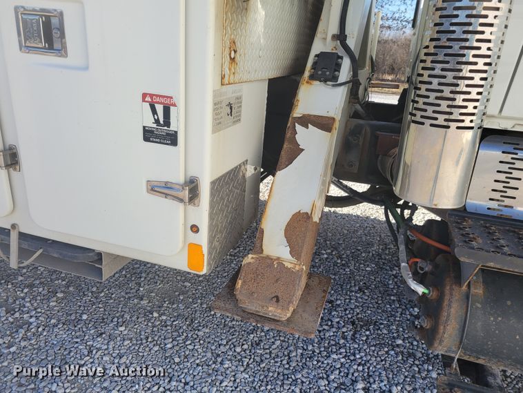 image for item KH9892 2011 International DuraStar 4400  bucket truck