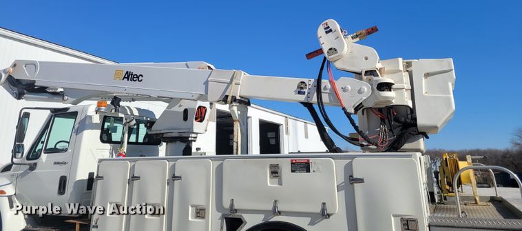 image for item KH9892 2011 International DuraStar 4400  bucket truck