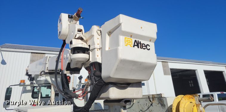 image for item KH9892 2011 International DuraStar 4400  bucket truck