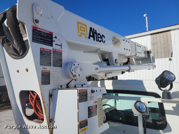 image for item KH9892 2011 International DuraStar 4400  bucket truck