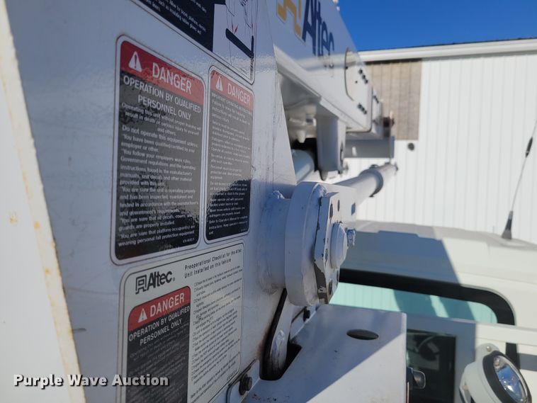 image for item KH9892 2011 International DuraStar 4400  bucket truck