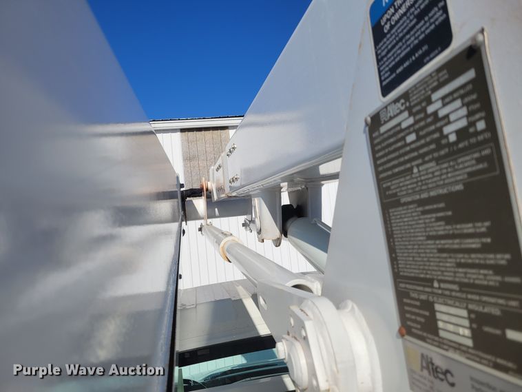 image for item KH9892 2011 International DuraStar 4400  bucket truck