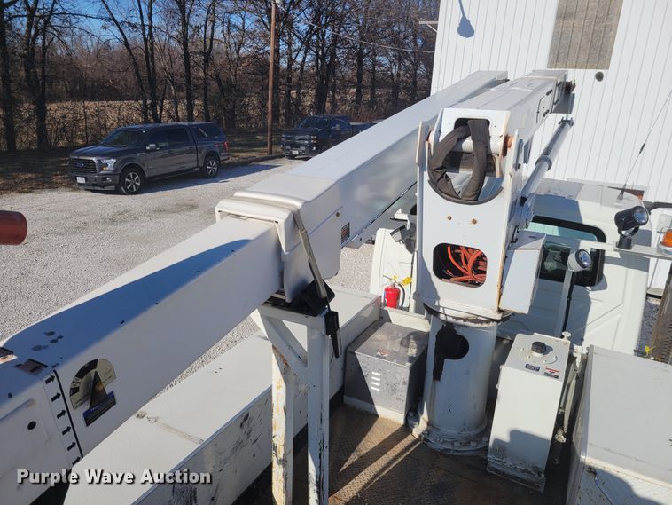 image for item KH9892 2011 International DuraStar 4400  bucket truck