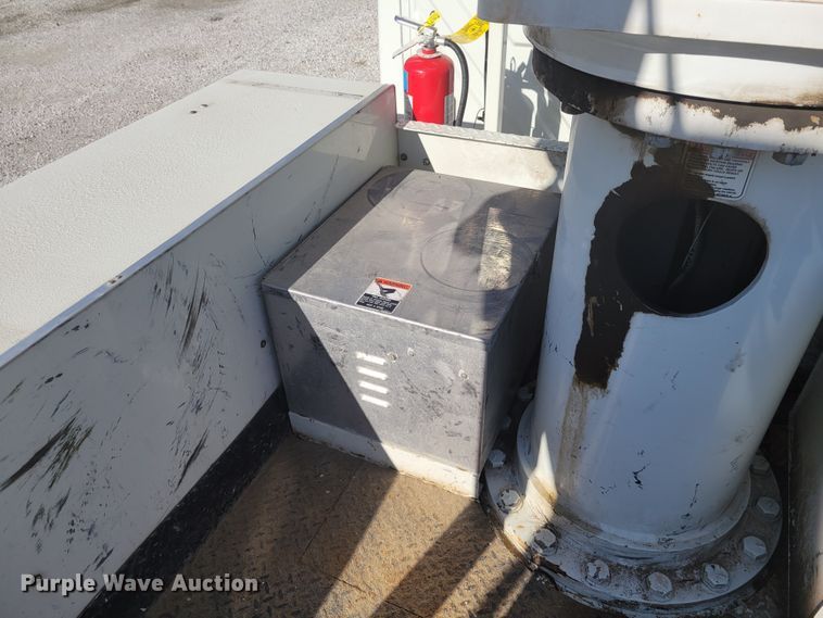 image for item KH9892 2011 International DuraStar 4400  bucket truck