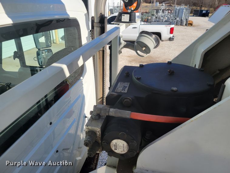 image for item KH9892 2011 International DuraStar 4400  bucket truck