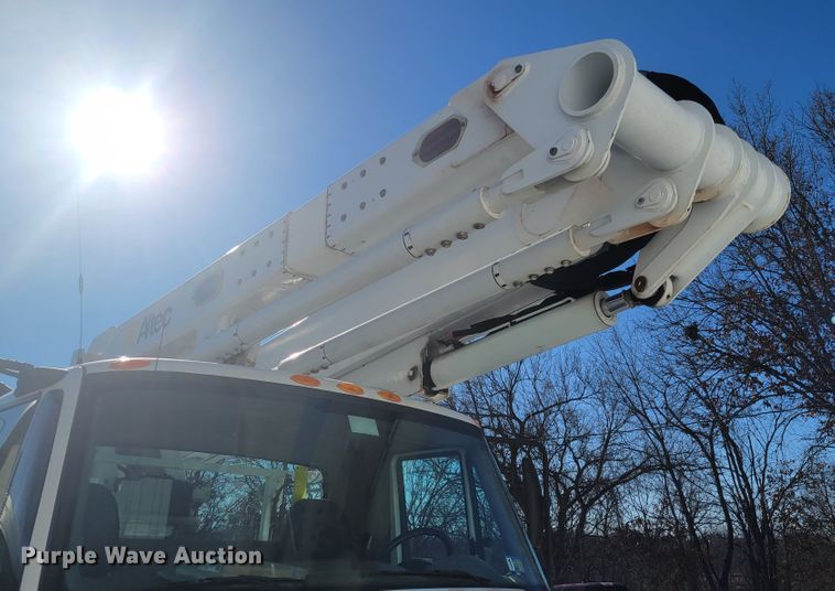 image for item KH9892 2011 International DuraStar 4400  bucket truck