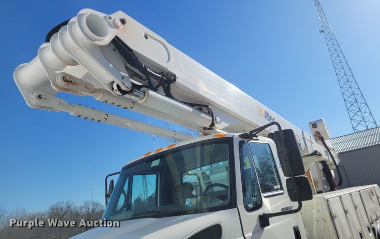 image for item KH9892 2011 International DuraStar 4400  bucket truck