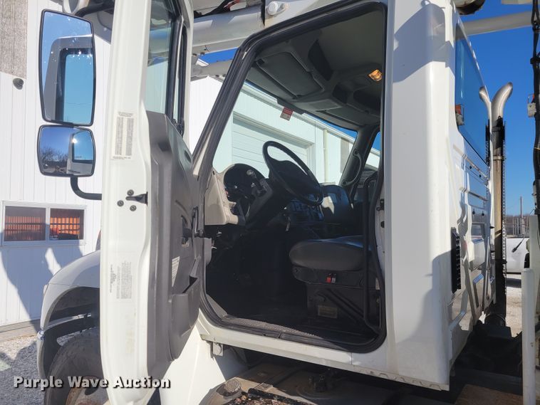 image for item KH9892 2011 International DuraStar 4400  bucket truck