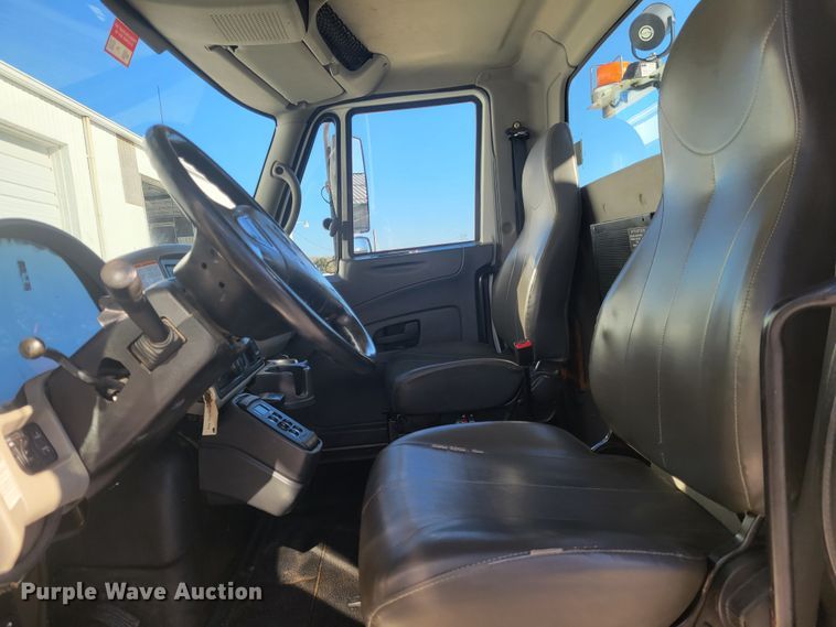 image for item KH9892 2011 International DuraStar 4400  bucket truck