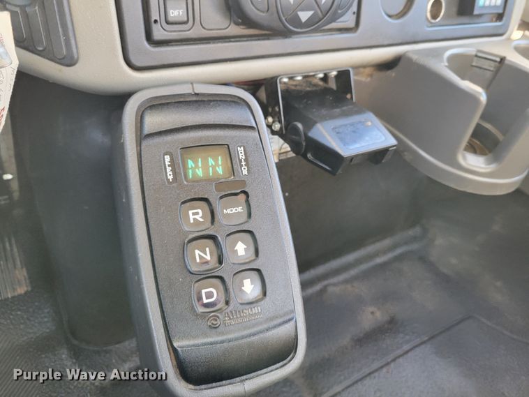 image for item KH9892 2011 International DuraStar 4400  bucket truck