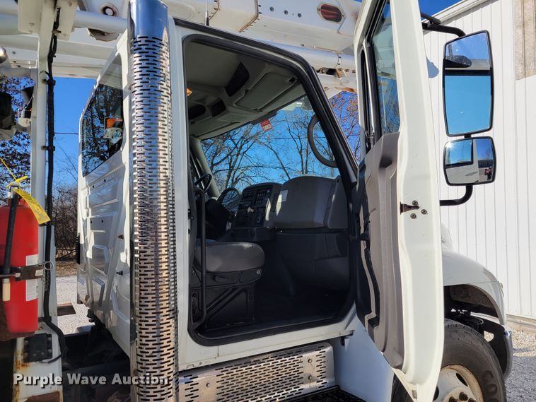 image for item KH9892 2011 International DuraStar 4400  bucket truck