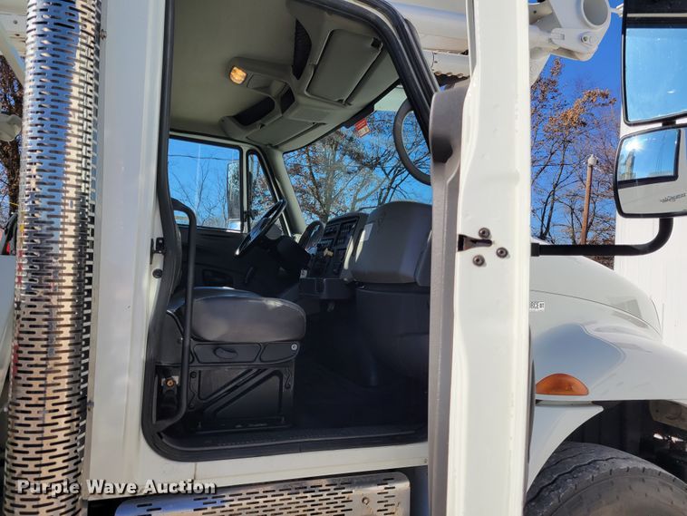 image for item KH9892 2011 International DuraStar 4400  bucket truck