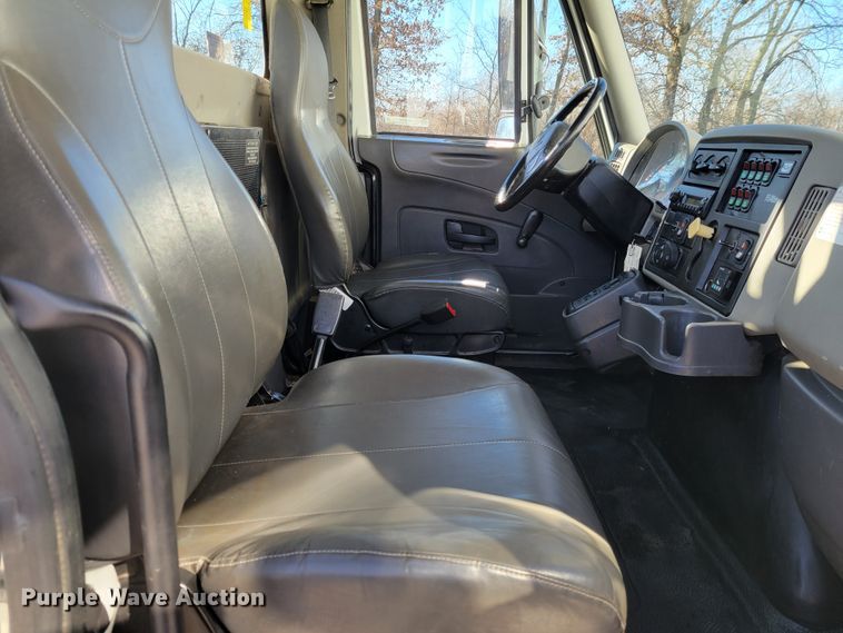 image for item KH9892 2011 International DuraStar 4400  bucket truck