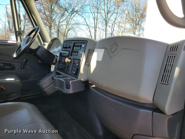 image for item KH9892 2011 International DuraStar 4400  bucket truck