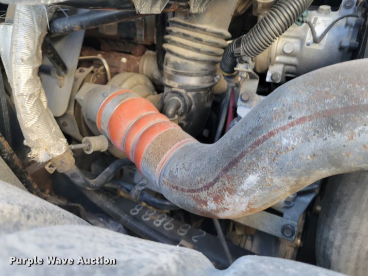 image for item KH9892 2011 International DuraStar 4400  bucket truck