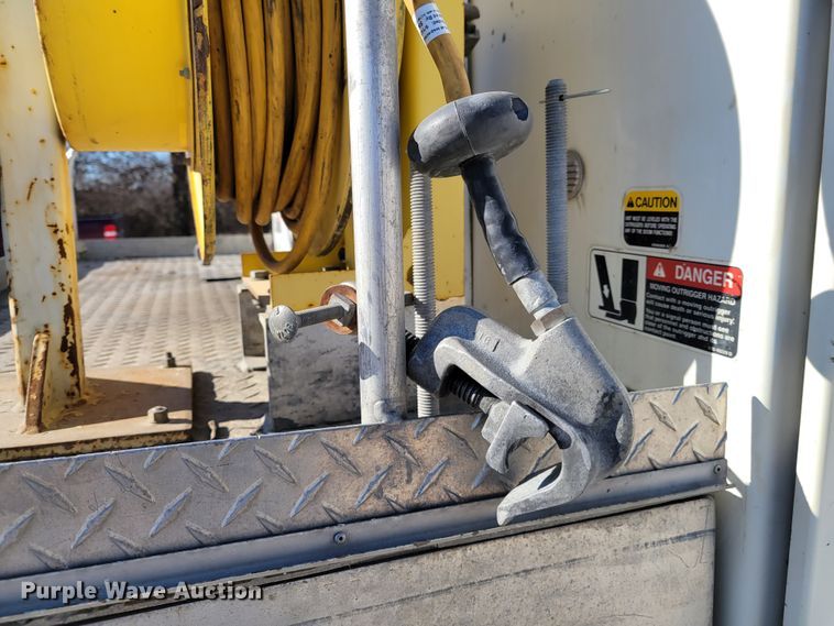 image for item KH9892 2011 International DuraStar 4400  bucket truck