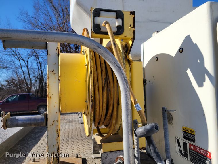 image for item KH9892 2011 International DuraStar 4400  bucket truck