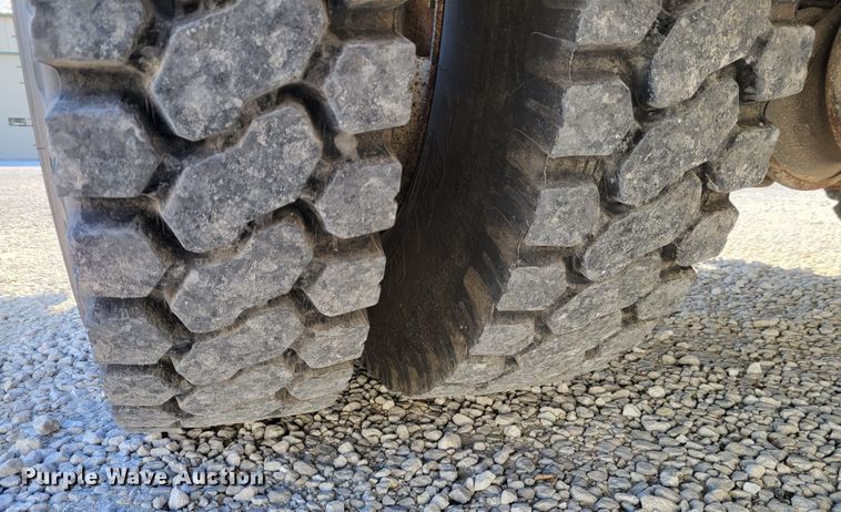 image for item KH9892 2011 International DuraStar 4400  bucket truck