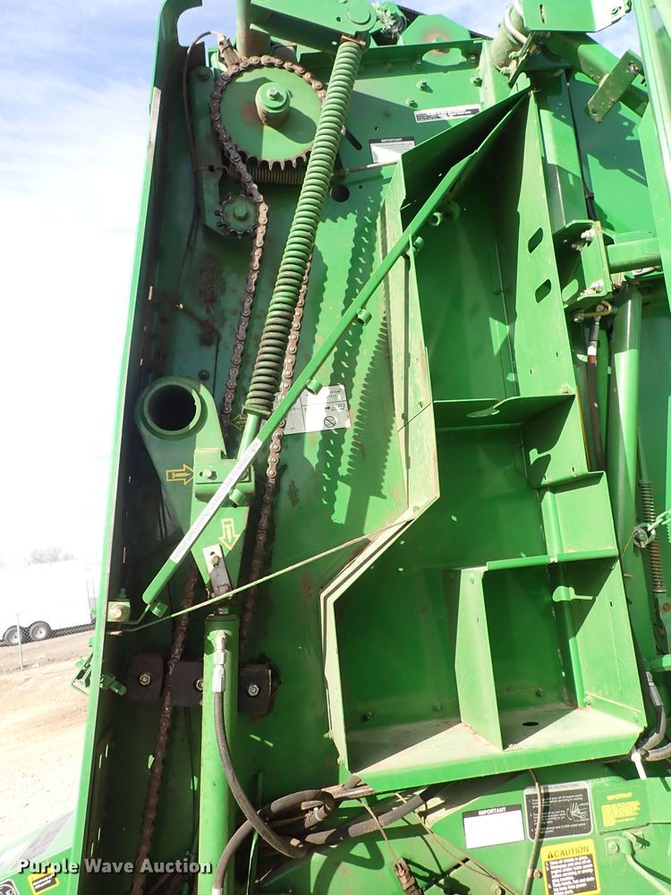 image for item DC4104 2011 John Deere 568  round baler