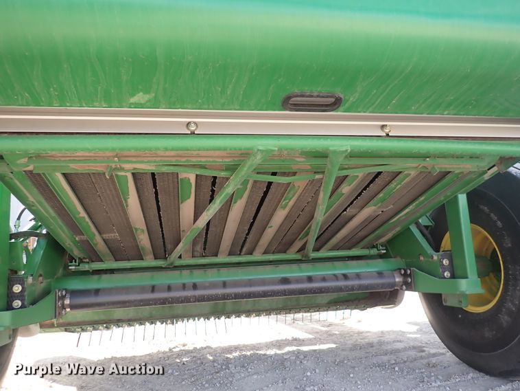 image for item DC4104 2011 John Deere 568  round baler