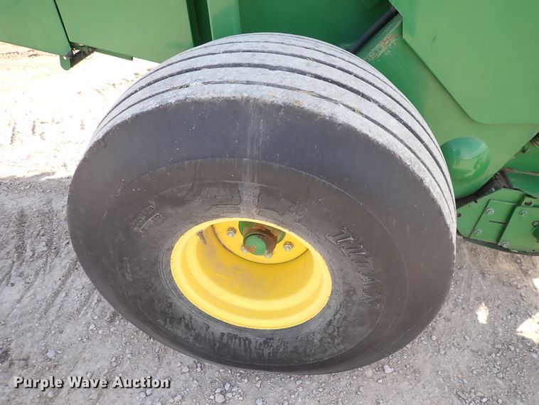 image for item DC4104 2011 John Deere 568  round baler