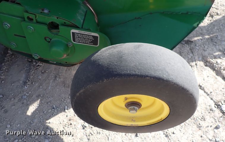 image for item DC4104 2011 John Deere 568  round baler