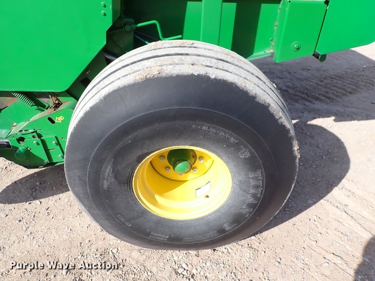 image for item DC4104 2011 John Deere 568  round baler