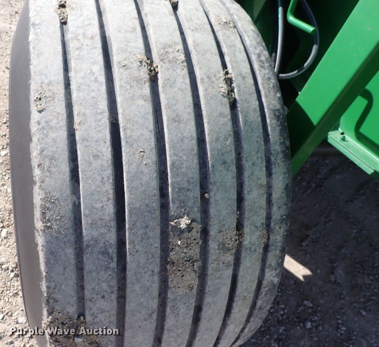image for item DC4104 2011 John Deere 568  round baler