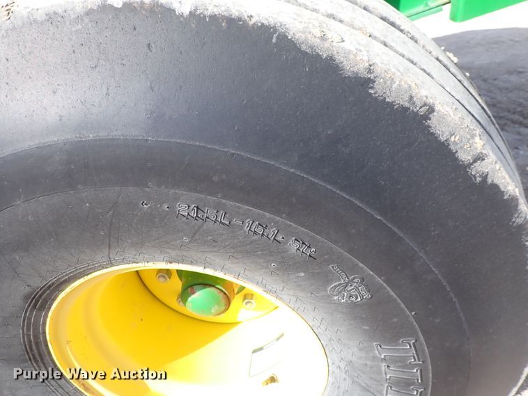 image for item DC4104 2011 John Deere 568  round baler