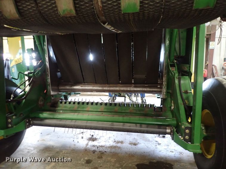image for item DC4104 2011 John Deere 568  round baler