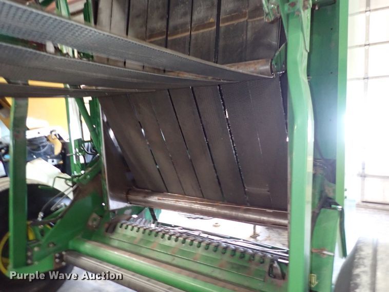 image for item DC4104 2011 John Deere 568  round baler