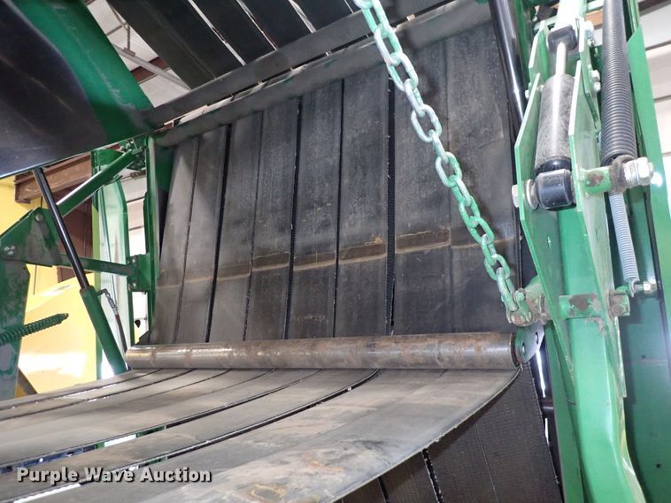 image for item DC4104 2011 John Deere 568  round baler