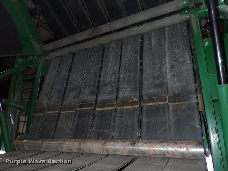 image for item DC4104 2011 John Deere 568  round baler