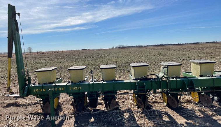 image for item IJ9603 John Deere 7100  planter