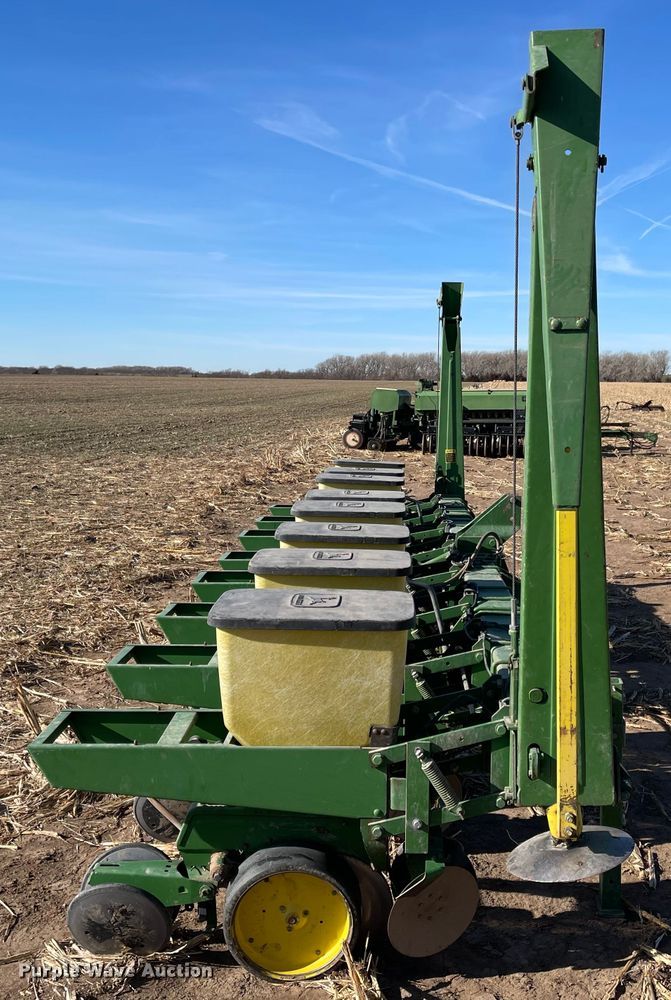 image for item IJ9603 John Deere 7100  planter