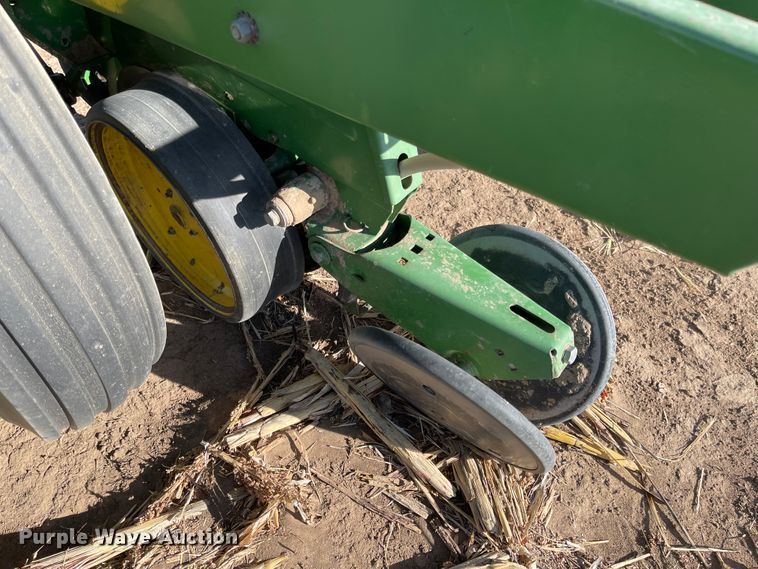 image for item IJ9603 John Deere 7100  planter